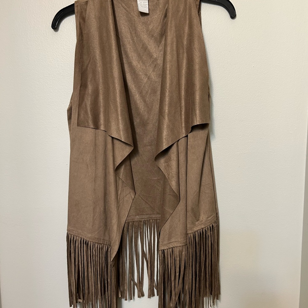 Design History Women’s Faux Suede w/ fringe Vest EUC Retro Boho Brown‎ Small